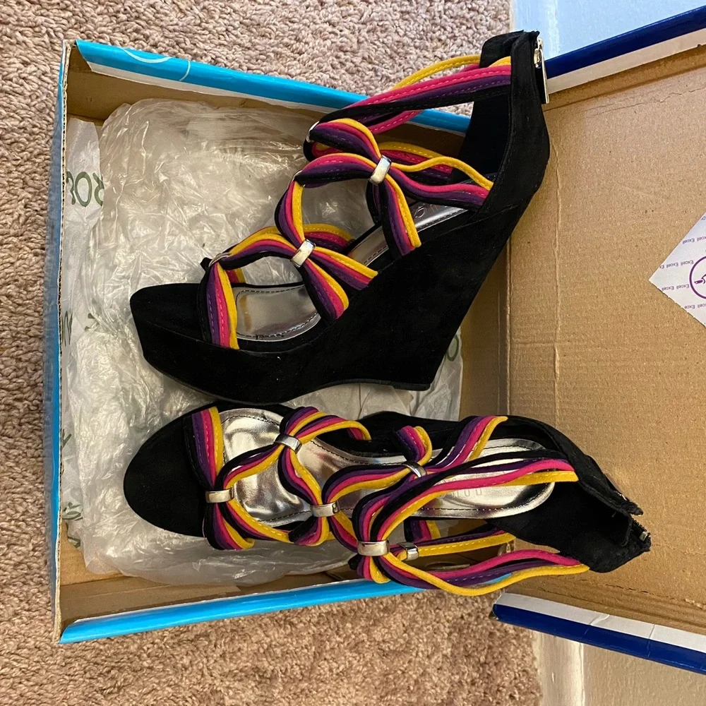 Multi Colored Strappy Blk Wedges NIB with Silver accents & back zipper - Picture 9 of 11